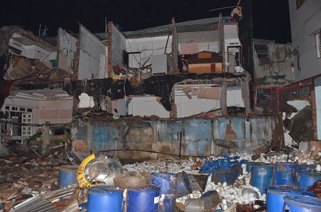 Vụ nổ ngay giữa khu dân cư đông đúc khiến nhiều nhà dân xung quanh bị phá hủy