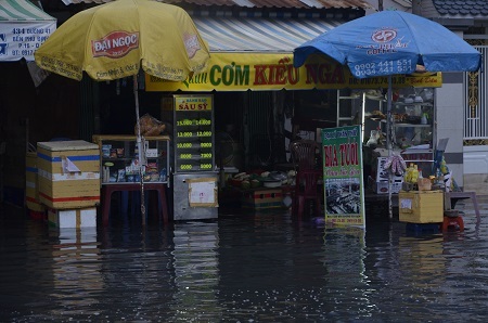 Buôn bán ế ẩm vì đường ngập
