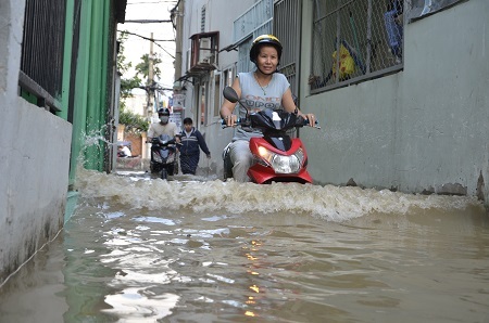 Hẻm cũng ngập đến nửa xe gắn máy