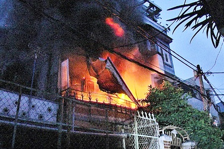 Lửa bao trùm toàn bô căn nhà