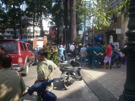 Lực lượng chữa cháy quận 3 có mặt để dập lửa