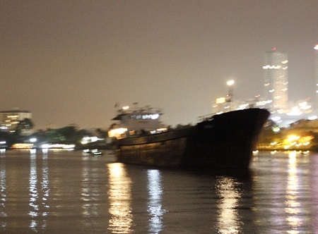 Tàu hàng trong vụ đâm với tàu chở dầu đang đậu gần
hiện trường