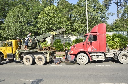 Chiếc đầu kéo bay sang làn đường ngược lại