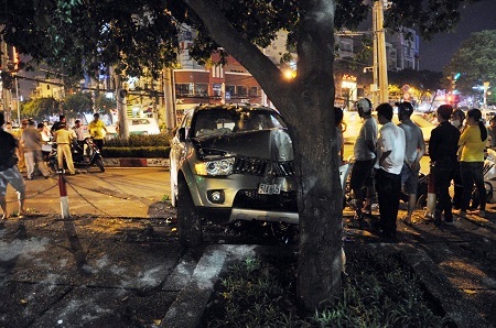 Chiếc xe ô tô 7 chỗ đâm trực diện vào gốc cây mới chịu dừng lại