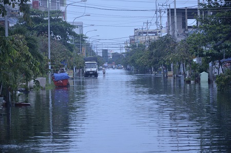 Triều cường đạt đỉnh khiến nhiều khu vực tại TPHCM ngập nặng