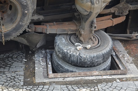 Bánh sau xe tải sụp hố ga