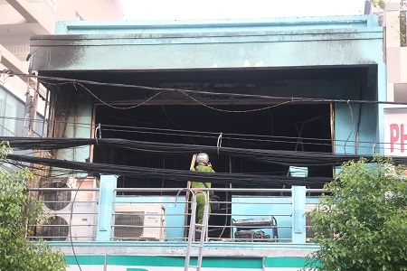 Tầng 2 của siêu thị mini bị cháy rụi