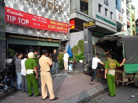 Nhiều khách chơi bị đưa về trụ sở công an để kiểm tra ma túy