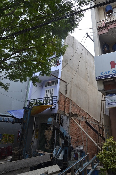 Ngôi nhà bị nghiêng thấy rõ