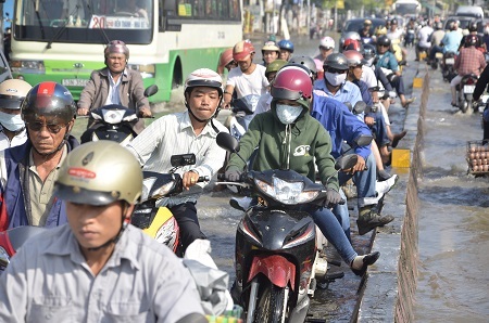 Dòng người di chuyển vào sát con lươn để tránh chết máy
