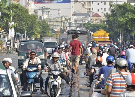 Hai thanh niên đi bộ trên con lươn để không bị ướt