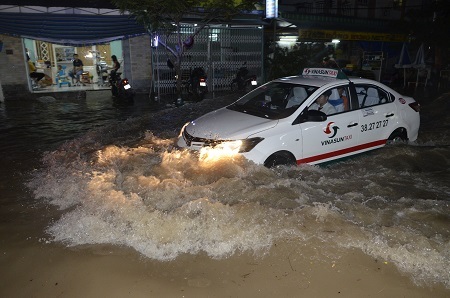Nước ngập lên đến mui xe taxi