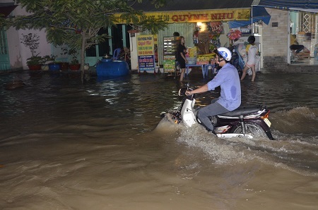Người dân bơi trong dòng nước để về nhà