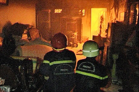 Lính cứu hỏa tiếp cận hiện trường để dập lửa