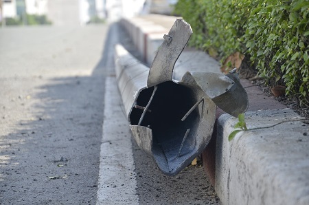 Trụ đèn chiếu sáng bị húc đổ