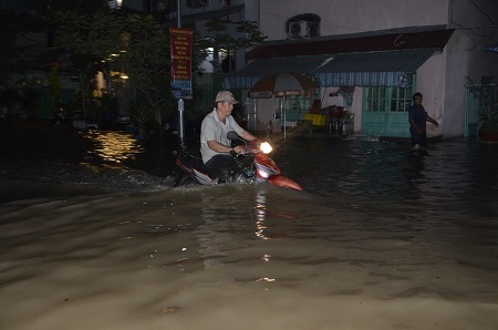 Một số khu vực ngập đến yên xe gắn máy
