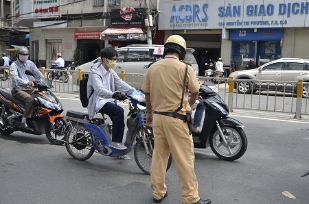 Các trường hợp đi xe đạp điện không đội mũ bảo hiểm cũng sẽ bị CSGT xử lý nghiêm