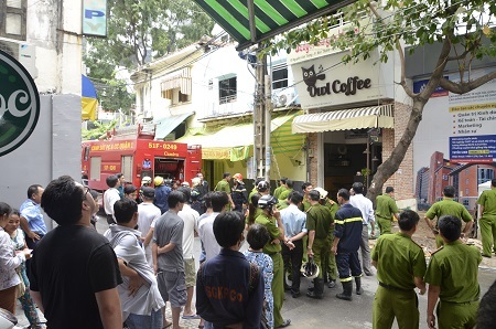 Rất đông người dân tập trung bên ngoài khách sạn bị cháy.