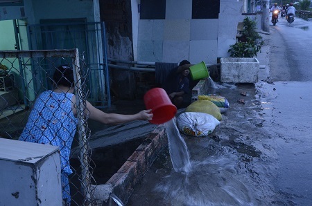 Hì hục tát nước ra khỏi nhà