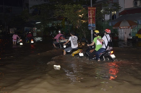 Một số khu vực ngập đến yên xe gắn máy