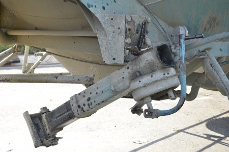 Phần chân của chiếc bồn chứa bê tông phía sau xe đầu kéo bị gãy