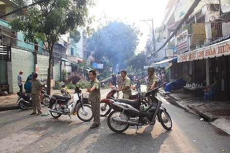 Cây xanh bật gốc hàng loạt sau cơn mưa lớn - 5 Một đoạn đường Hòa Hưng bị phong tỏa