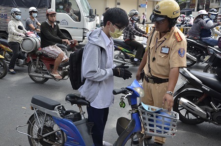 Các trường hợp đi xe đạp điện không đội mũ bảo hiểm cũng sẽ bị CSGT xử lý nghiêm