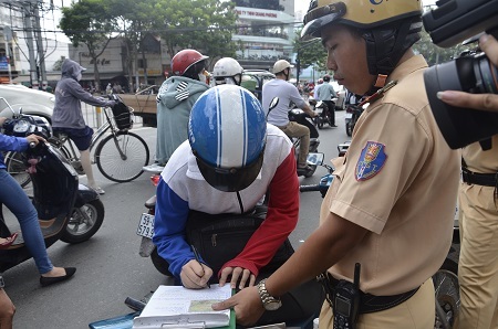 Một trường hợp ký tên vào biên bản vi phạm