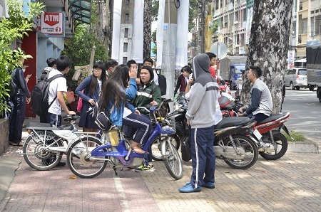 Nhiều học sinh biết vi phạm luật sẽ bị CSGT xử phạt nên không dám đi tiếp mà tấp xe vào lề đường.