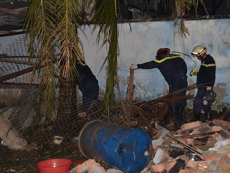 Lực lượng cứu nạn - cứu hộ đào bới trong đống đổ nát tìm kiếm 2 nạn nhân mất tích