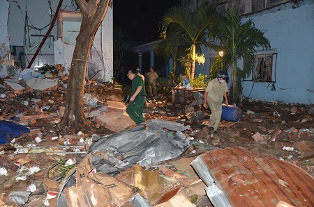 Lực lượng cứu nạn - cứu hộ đào bới trong đống đổ nát tìm kiếm 2 nạn nhân mất tích