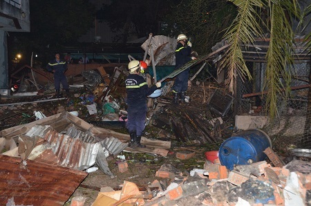 Lực lượng cứu nạn - cứu hộ đào bới trong đống đổ nát tìm kiếm 2 nạn nhân mất tích
