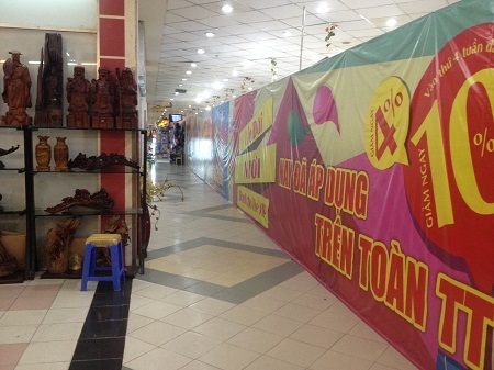 Và men theo lối này để vào siêu thị