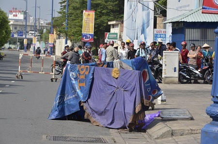 Hiện trường phát hiện thi thể chặt xác bỏ trong 2 bao tải vứt trên đại lộ