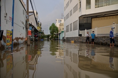 Một số khu dân cư tại quận 7 ngập chìm trong nước