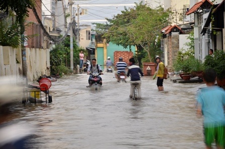 Một số khu dân cư tại quận 7 ngập chìm trong nước