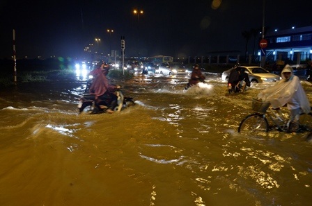 Triều cường gây ngập nặng nhiều tuyến đường trong tối 9/10