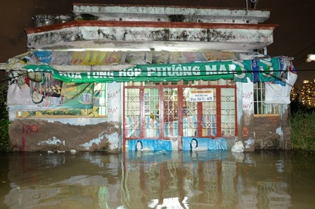 Một ngôi nhà trên đường Lương Định Của bị ngập đến 1/3