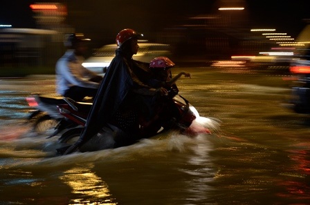 Cố gắn vượt qua vùng ngập