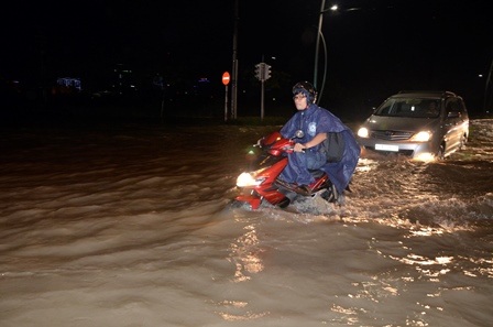 Nhiều đoạn đường ngập lênh láng khiến người dân khó phân biệt đâu là đường, đâu là vỉa hè