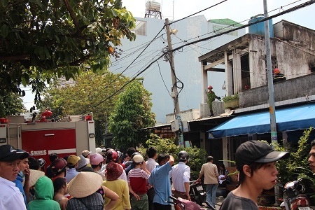 Rất đông người dân tập trung theo dõi vụ cháy.