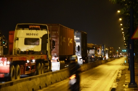 Hàng trăm phương tiện xếp hàng dài hơn 4km từ cầu Giồng Ông Tố đên trước cảng Cát Lái