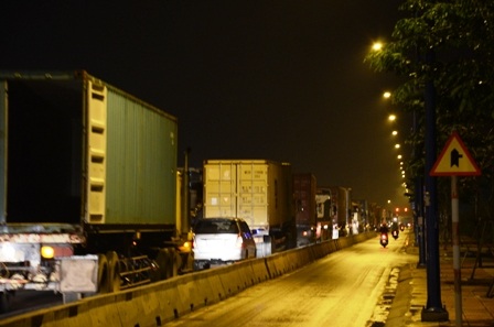 Đoàn xe xếp hàng trên tuyến đường dẫn vào cảng Cát Lái trong tối 20/6