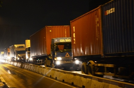 Nhích từng chút một để vào cảng