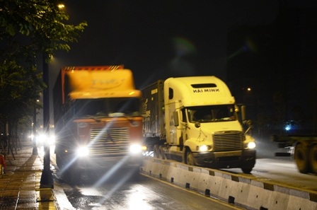 Nhiều phương tiện đánh liều chạy vào làn đường dành cho xe gắn máy