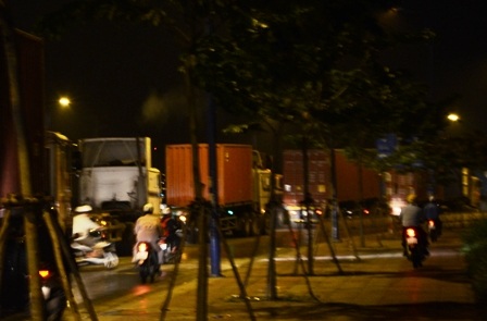 Và xe gắn máy không còn cách nào khác phải chạy trên lề như thế này