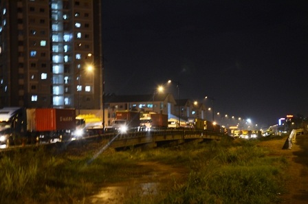 Hàng trăm phương tiện xếp hàng dài hơn 4km từ cầu Giồng Ông Tố đên trước cảng Cát Lái