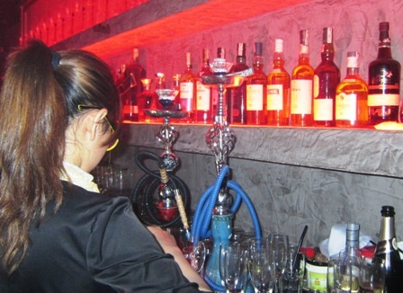Đột kích quán bar, phát hiện hàng chục dân chơi Shisha - 2 Phát hiện nhiều bình Shisha trong quán bar Sin
Lounge