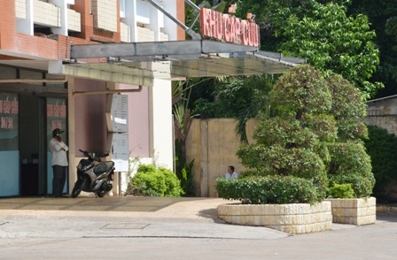 Bồn hoa bệnh viện nơi 3 nạn nhân bị đánh dã man, riêng anh Diên bị đánh đến chết