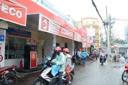 Bóng đèn bên trong các bảng quảng cáo ở cây xăng có nguy cơ cháy nổ rất cao